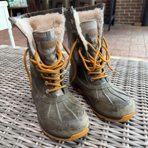 UGG Butte II Camo Boots! Hardly Worn! Look at the soles!!
